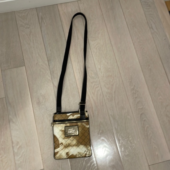 LAMB by Gwen Stefani crossbody purse. Very good condition!! Gold hardware. - Picture 2 of 4
